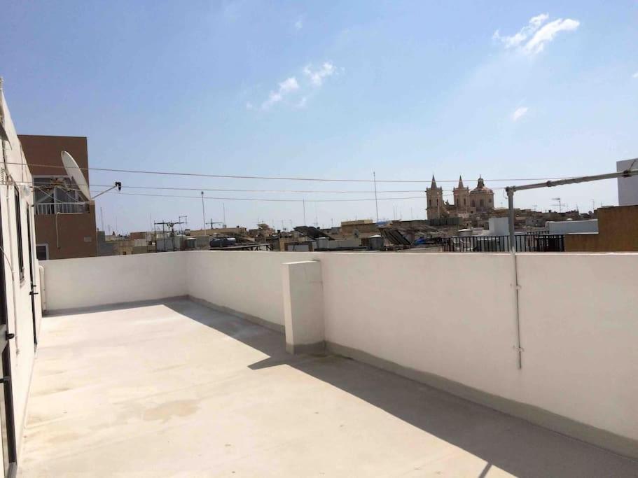 May Flower: Modern Flat Close To Airport/Bus Stops Tarxien Buitenkant foto