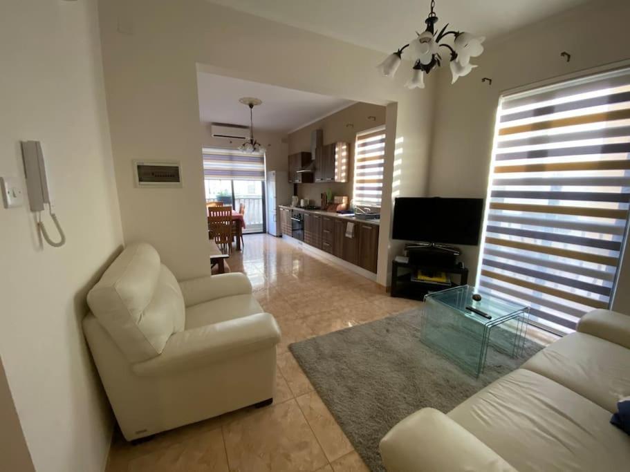 May Flower: Modern Flat Close To Airport/Bus Stops Tarxien Buitenkant foto
