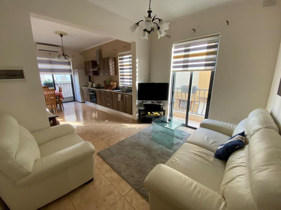 May Flower: Modern Flat Close To Airport/Bus Stops Tarxien Buitenkant foto
